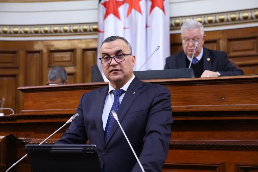 ALGER - Le ministre de la Poste et des Télécommunications, M. Sid Ali Zerrouki, a affirmé, mercredi à Alger, que le texte de loi fixant les règles générales relatives aux services de confiance pour les transactions électroniques et à l'identification électronique, constitue une étape essentielle dans le développement d'un environnement numérique solide, fiable et sécurisé.

Présentant le texte de loi devant les membres du Conseil de la nation, lors d'une plénière présidée par le président du Conseil de la nation, M. Azouz Nasri, en présence de la ministre des Relations avec le Parlement, Mme Nadjiba Djilali, M. Zerrouki a indiqué que ce texte représente "une étape essentielle dans le développement d'un environnement numérique solide, fiable et sécurisé, ainsi qu'un outil important afin de renforcer les systèmes d'information nationaux".

Le texte de loi s'inscrit également dans "le cadre de la dynamique de numérisation qui compte parmi les principaux engagements du président de la République, M. Abdelmadjid Tebboune", et ce dans le but de permettre à l'Algérie de se mettre au diapason de l'évolution technologique, en "assurant un cadre juridique nouveau et un modèle qui consacre l'émergence de services de confiance, d'identification électronique et des transactions électroniques, à même de développer l'utilisation sécurisée des services numériques, de contribuer au renforcement de la souveraineté numérique nationale et de construire une économie numérique durable", ajoute le ministre.

Ainsi, le texte de loi propose un ensemble de dispositions allant dans ce sens, telles que la création de l'Autorité nationale de certification électronique (ANCE), de l'organisation des services de confiance, à travers l'élargissement du champ des services couverts par la loi précédente, pour inclure la signature électronique et le sceau électronique certifiés, ainsi que le service d'envoi électronique accrédité.

Ce texte de loi évoque également la question de la preuve de la validité des documents électroniques comme preuves légales, sous réserve du respect des conditions garantissant leur intégrité. Il prévoit en outre des dispositions relatives aux contrats électroniques, en reconnaissant leur validité et en définissant les conditions de leur formation, qu'ils soient conclus entre personnes physiques ou entre systèmes électroniques, a précisé M. Zerrouki, relevant que le texte de loi "pose les bases de l'identification électronique, afin d'établir l'identité des personnes et des organismes, permettant ainsi l'accès à un large éventail de services en ligne et l'interaction sécurisée".

Ensuite, la parole a été donnée aux membres du Conseil, qui se sont penchés sur plusieurs points, notamment "la nécessité de lutter contre la fraude électronique et d'assurer la protection des systèmes contre le piratage, ainsi que le respect de la vie privée et l'accès de tous les citoyens aux services de confiance", soulignant également l'importance de "renforcer la formation spécialisée des magistrats, des employés et des ingénieurs, de localiser les données et de s'appuyer sur les compétences et les start-up nationales pour mener à bien cette transition numérique".

En réponse à ces préoccupations, le ministre a indiqué que ce texte "garantit le lien sécurisé et légal entre les données et la personne concernée, renforçant ainsi la confiance dans les transactions officielles et établissant un cadre national moderne fondé sur la crédibilité et la transparence", étant donné que les services de confiance sont "la pierre angulaire de la garantie de l'intégrité des documents et des transactions électroniques en termes de sécurité des données, de son origine et de fiabilité de la partie émettrice".

Concernant la formation des ressources humaines dans ce domaine, le ministre a assuré que la loi prévoit de doter l'ANCE des ressources humaines et d'expertises techniques et consacre également un chapitre spécifique à la formation continue du personnel travaillant dans ce domaine, assurant ainsi le développement des compétences et l'amélioration des services de confiance.