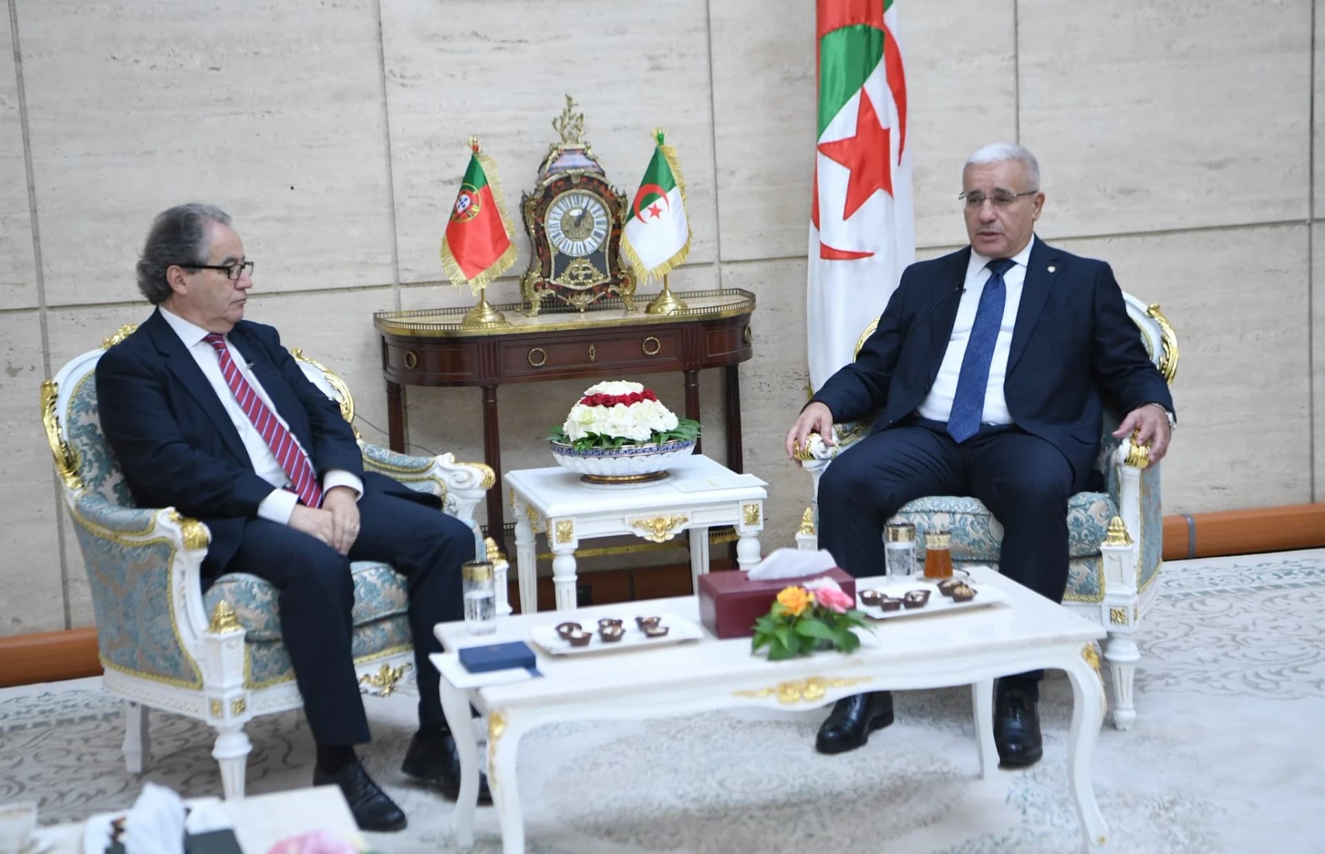 Le président de l'Assemblée populaire nationale (APN), Brahim Boughali, a reçu, dimanche, le président du Tribunal constitutionnel de la République portugaise, José João Abrantes, qui effectue une visite officielle en Algérie.