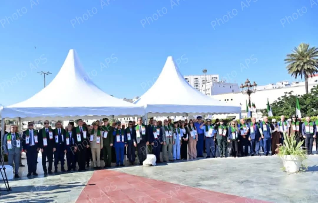 Levée des couleurs nationales à la Place de la Résistance à Alger centre