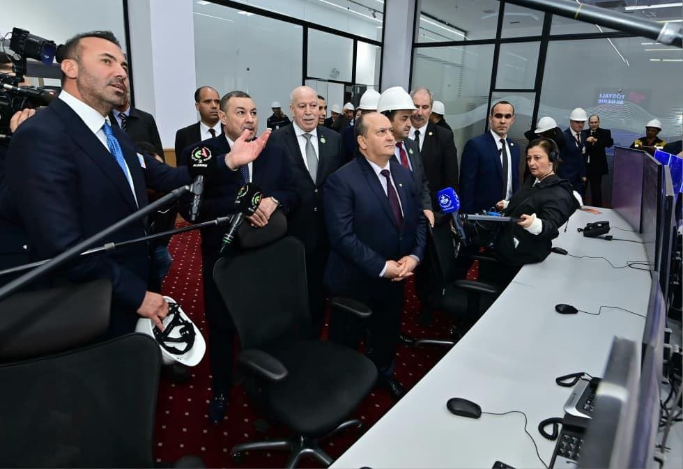 Le Premier ministre supervise l’arrivée et le déchargement des premières cargaisons de minerai de fer extraites de la mine de Gara Djebilet