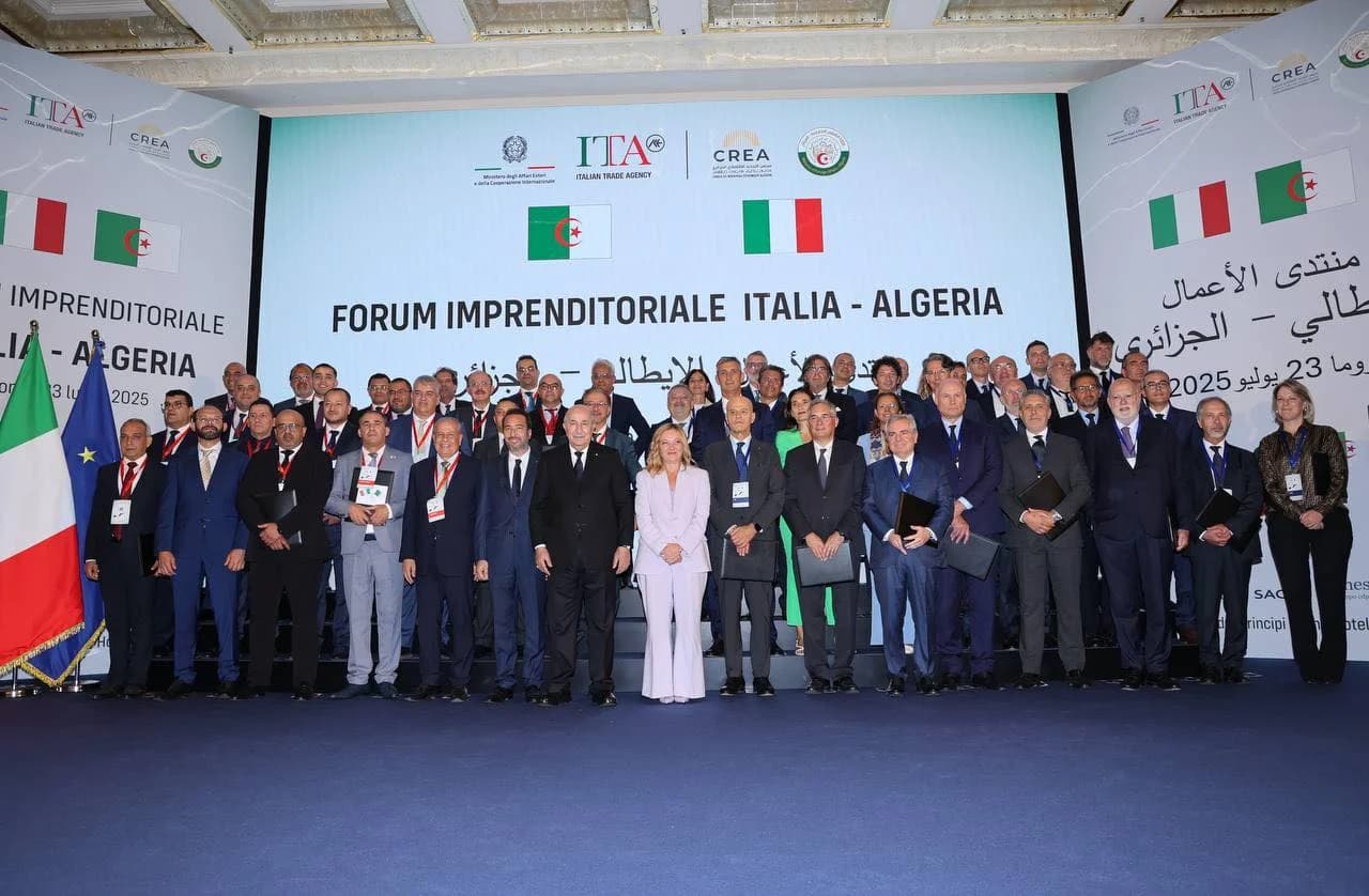 Photo de famille lors de la clôture du Forum d'affaires algéro-italien avec la présence du président de la république Abdelmadjid Tebboune et la présidente du Conseil des ministres italien Giorgia Meloni. 