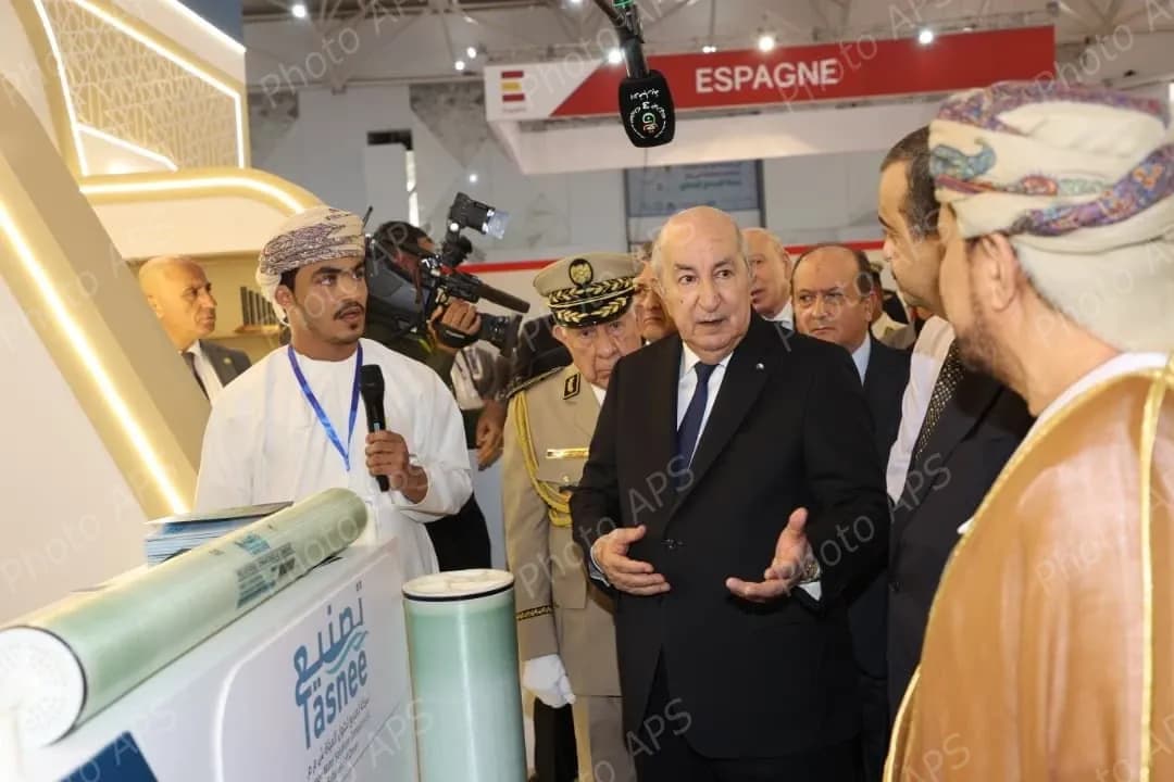 le président de la République visite plusieurs stands d'entreprises algériennes et étrangères