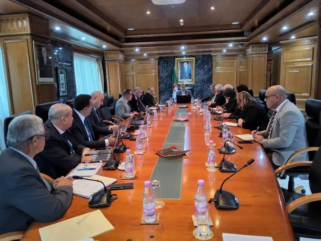  Adjal préside une réunion pour examiner l'état d'avancement des projets de production d'électricité et les préparatifs pour l'été 2026