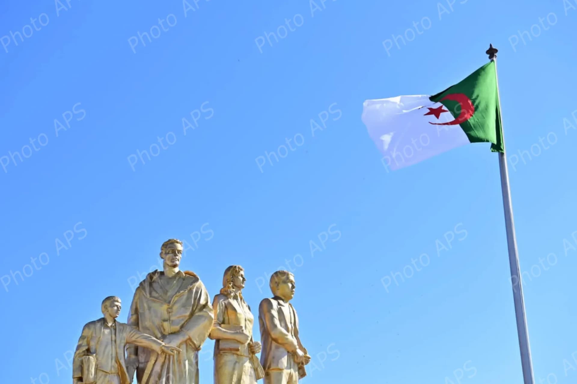 Levée des couleurs nationales à la Place de la Résistance à Alger centre