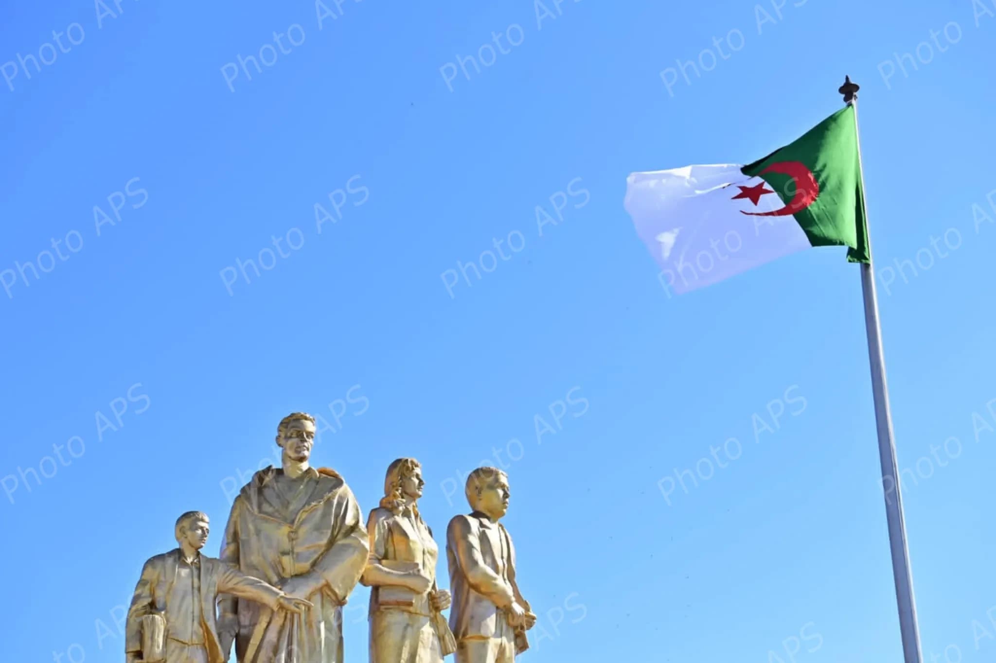 Levée des couleurs nationales à la Place de la Résistance à Alger centre