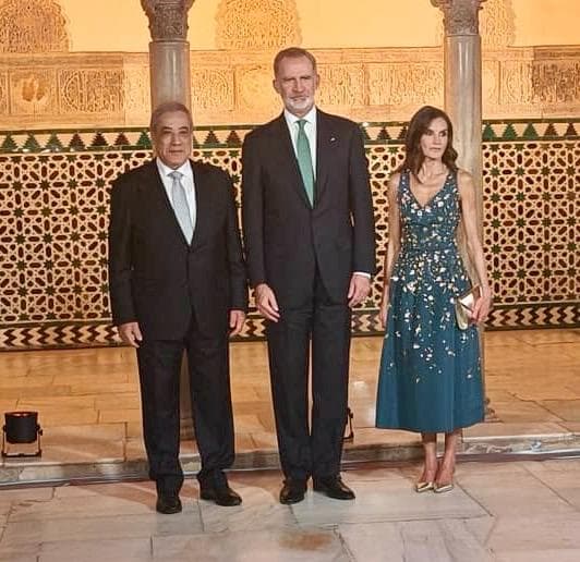 Le Premier ministre Nadir Larbaoui accompagné du roi d'Espagne Felipe VI
