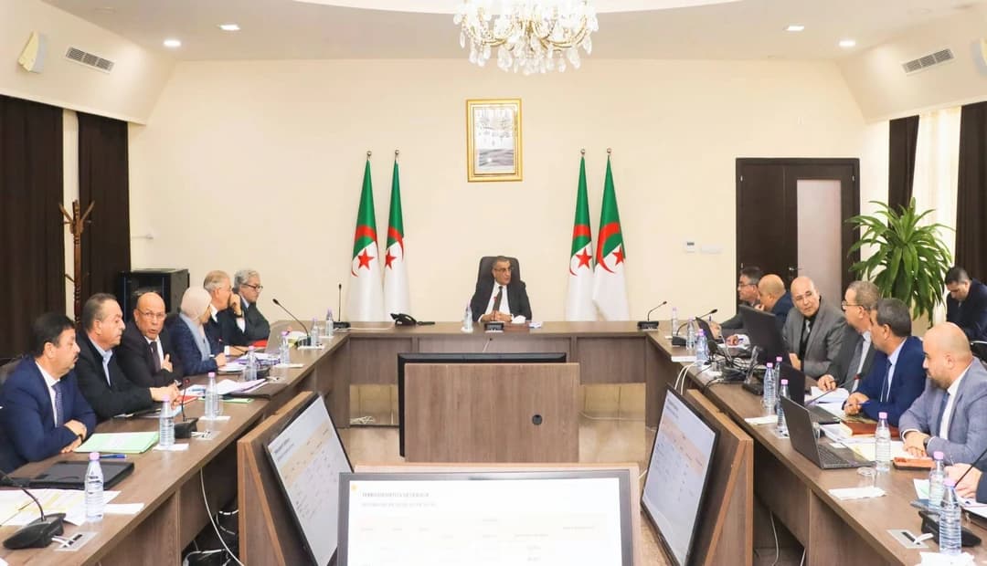 Djellaoui préside une réunion consacrée au suivi de l'avancement des travaux de la ligne minière Annaba-Bled El-Hadba