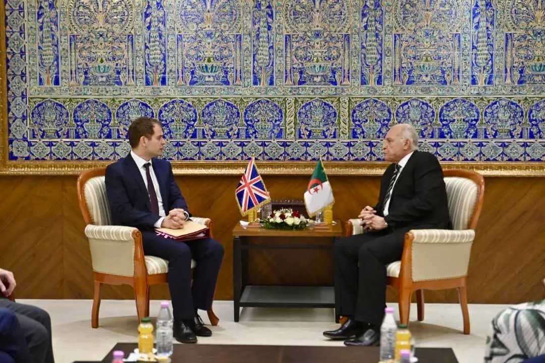 
Attaf reçoit le sous-secrétaire d'Etat britannique aux affaires du Moyen-Orient et de l'Afrique du Nord
