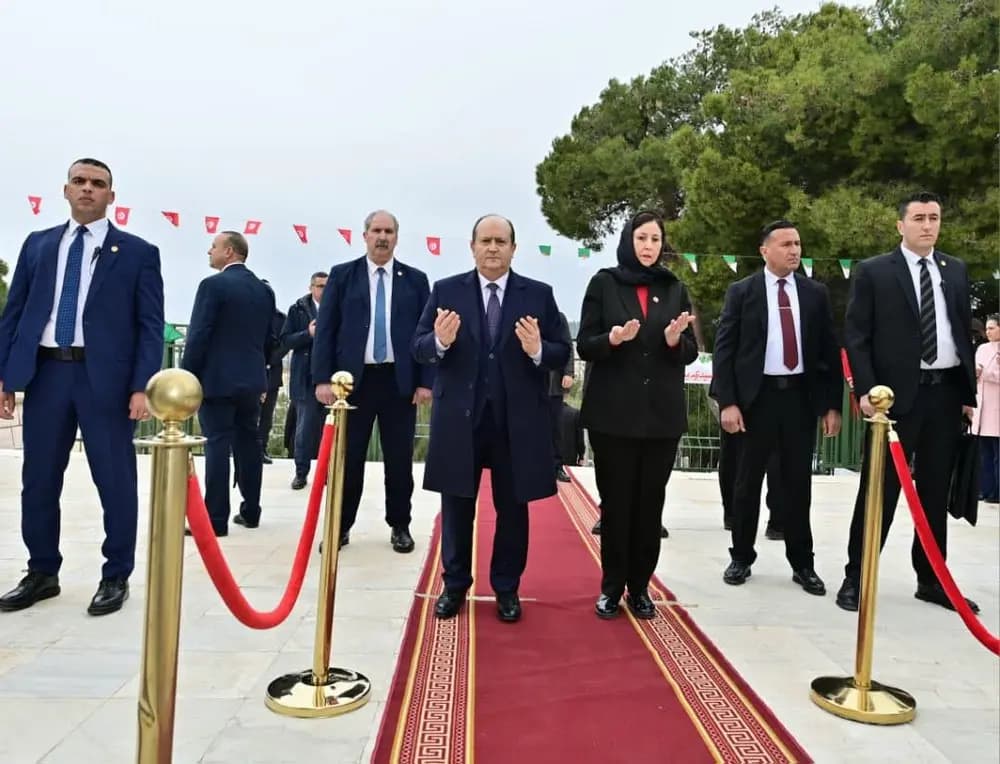 Le Premier ministre se recueille avec la cheffe du Gouvernement tunisien à la mémoire des martyrs des événements de Sakiet Sidi Youssef