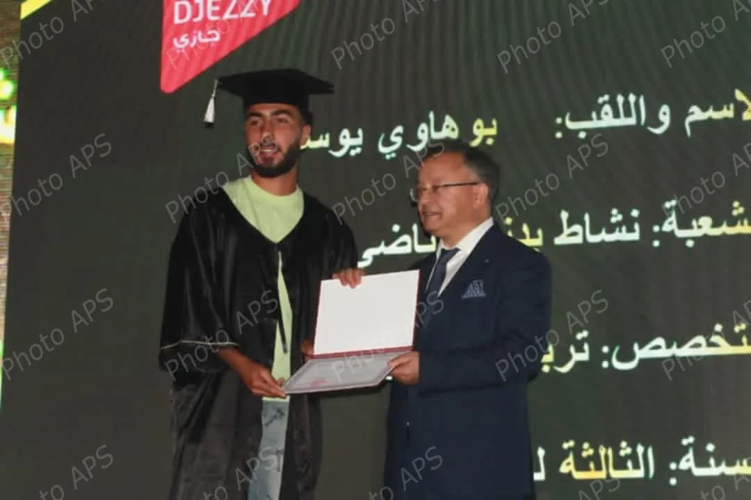 Baddari préside une cérémonie de sortie des premières promotions d'étudiants formés en anglais