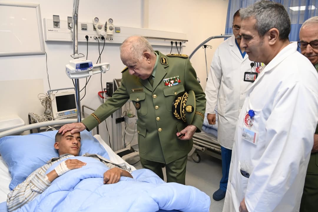 Le Général d’Armée Saïd Chanegriha s’enquiert de l’état de santé des blessés de l’accident survenu à Beni Abbes