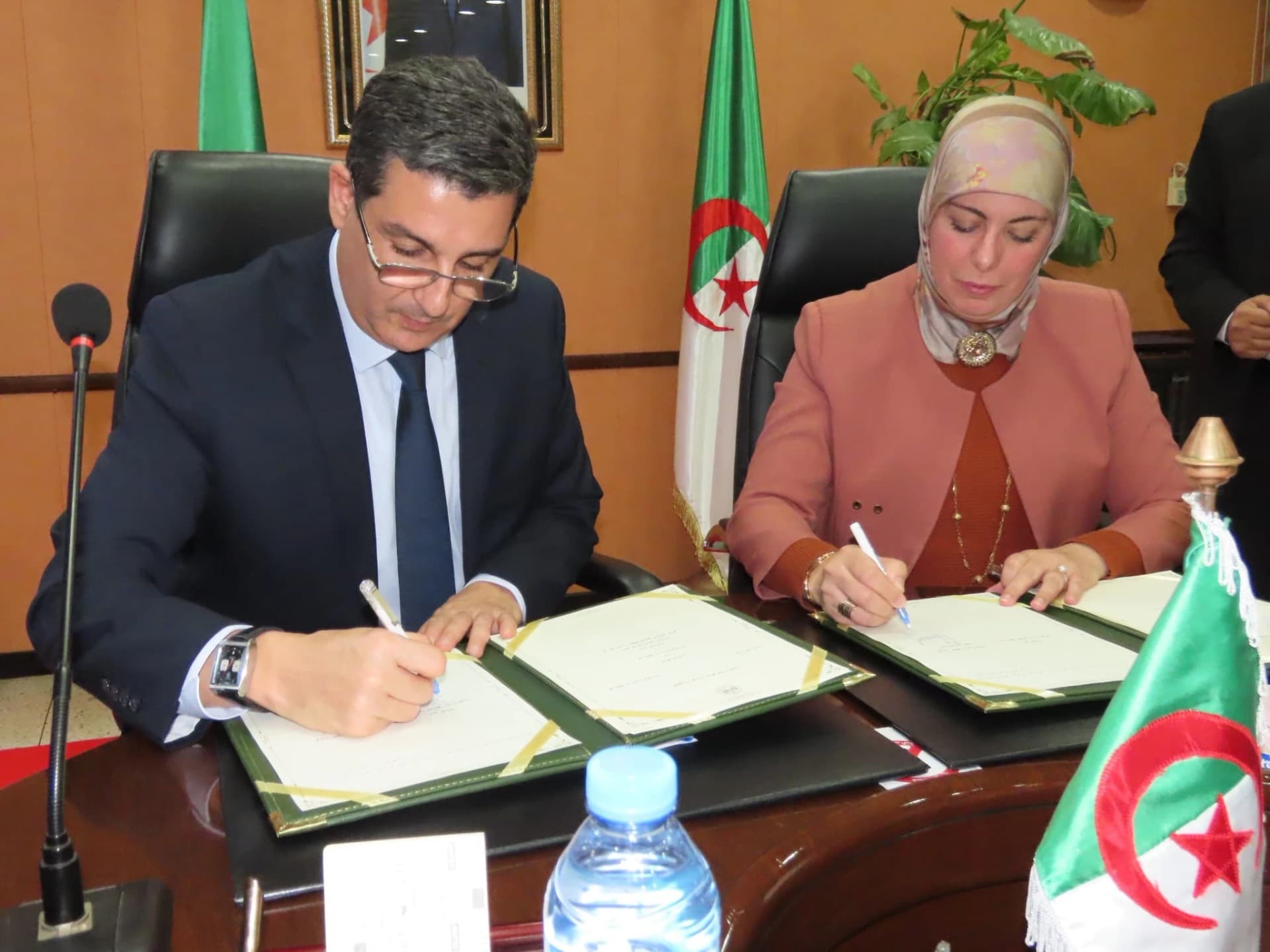 Signature d'une convention de coopération entre le ministère de la Santé et le HCN