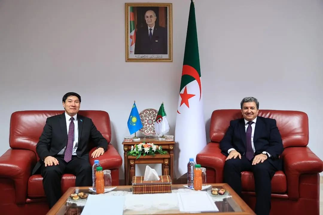 Le ministre de la Communication reçoit l'ambassadeur de la République du Kazakhstan en AlgérieLe ministre de la Communication reçoit l'ambassadeur de la République du Kazakhstan en Algérie