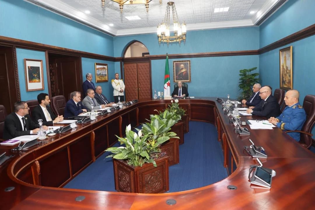 Le président de la République, M. Abdelmadjid Tebboune, a présidé, dimanche, une réunion de travail consacrée à la finalisation d'un décret exécutif relatif aux micro-importateurs.