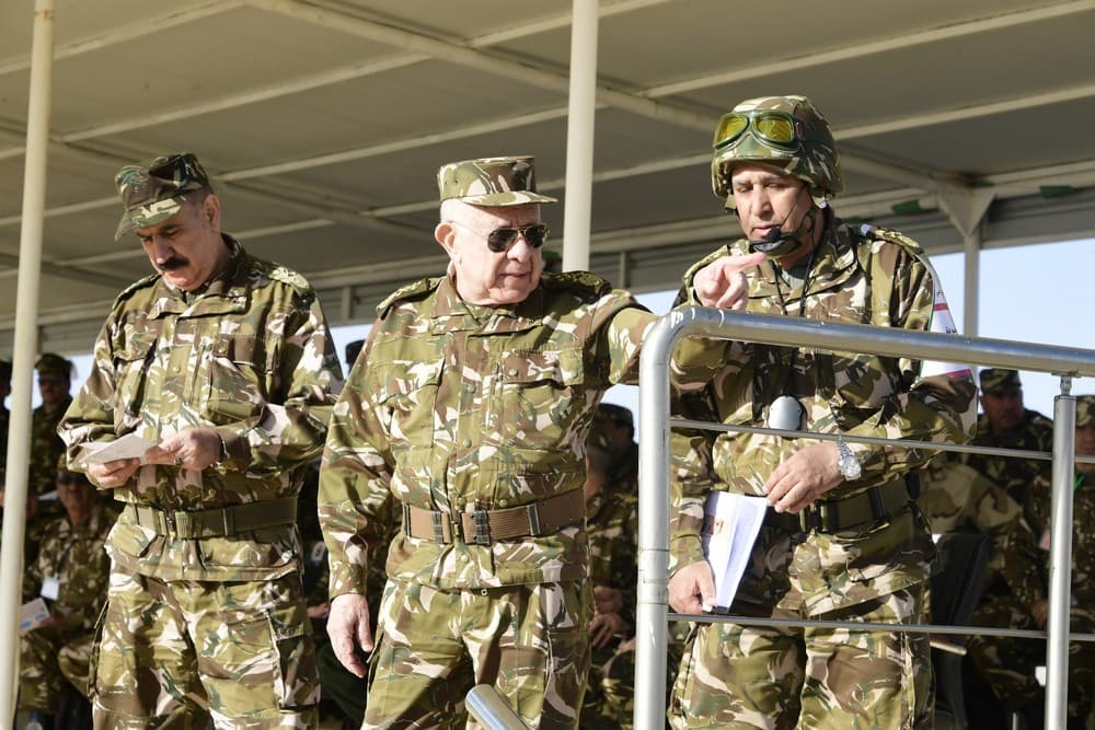 Le Général d'Armée Chanegriha supervise à In Guezzam l'exécution d'un exercice tactique avec munitions réelles