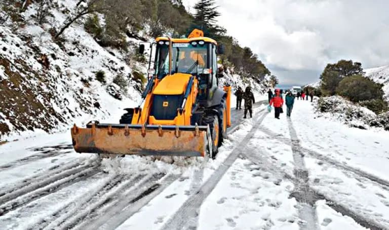 Plusieurs routes coupées à Bouira, Tizi-Ouzou, Béjaïa et Sétif en raison de la neige