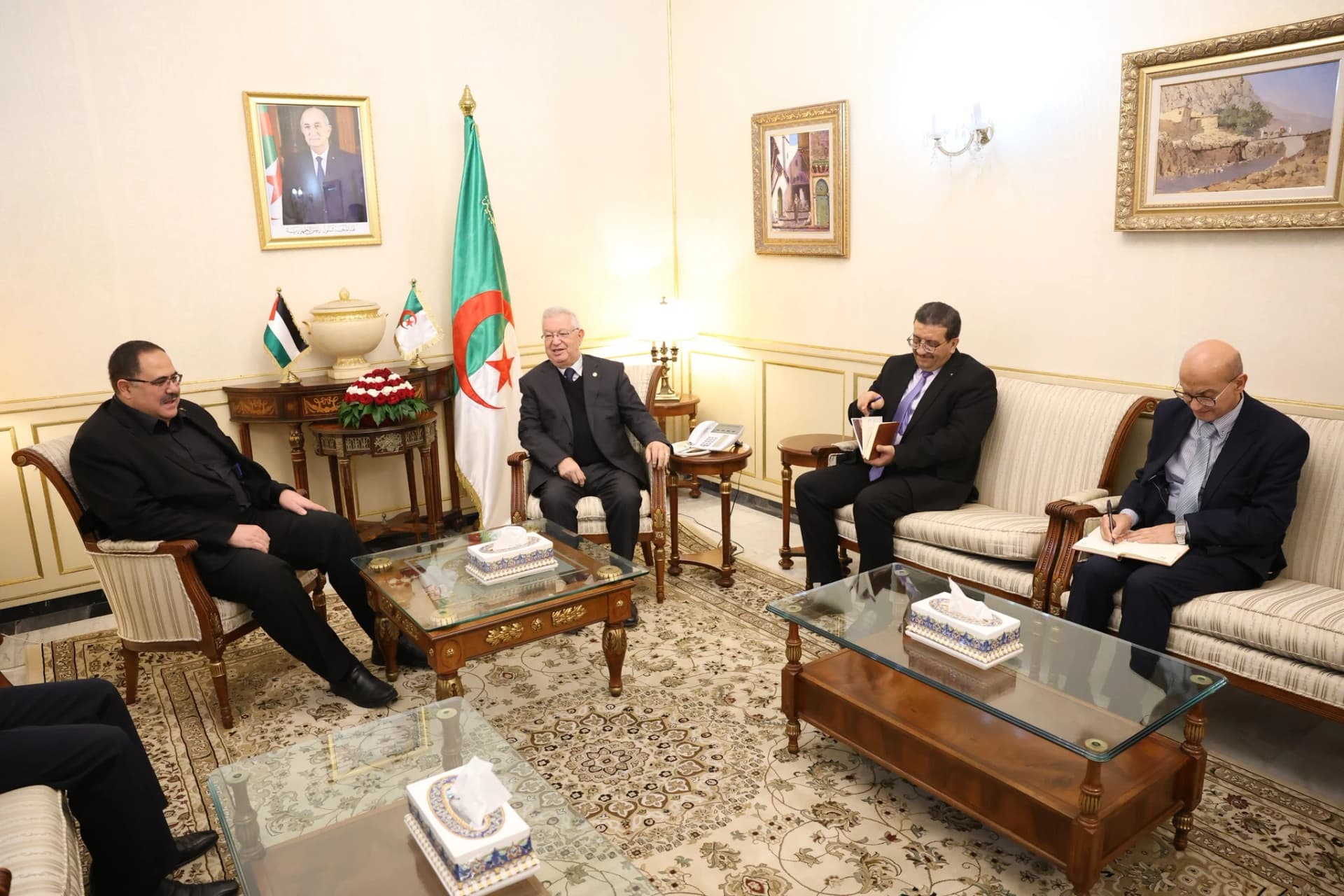 Le président du Conseil de la nation reçoit le ministre de l'Education et de 