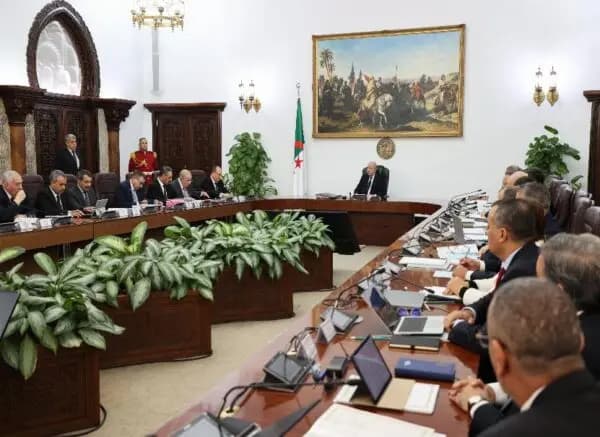 Le président de la République ordonne d'accélérer la cadence de réalisation du projet de la ligne ferroviaire minière Bled El Hadba-Oued Kebrit-Port d'Annaba