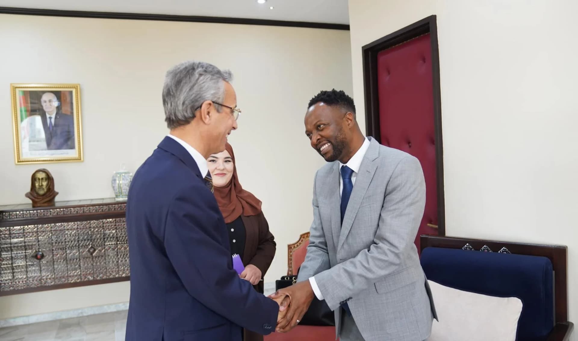 Le ministre de la Culture et des Arts Zouhir Ballalou serrant la main du directeur général de l'AWHF Jopela Albino a l'occasion d'un atelier international de formation sur le patrimoine mondial organisé par le ministère de la Culture en collaboration avec l'AWHF.
