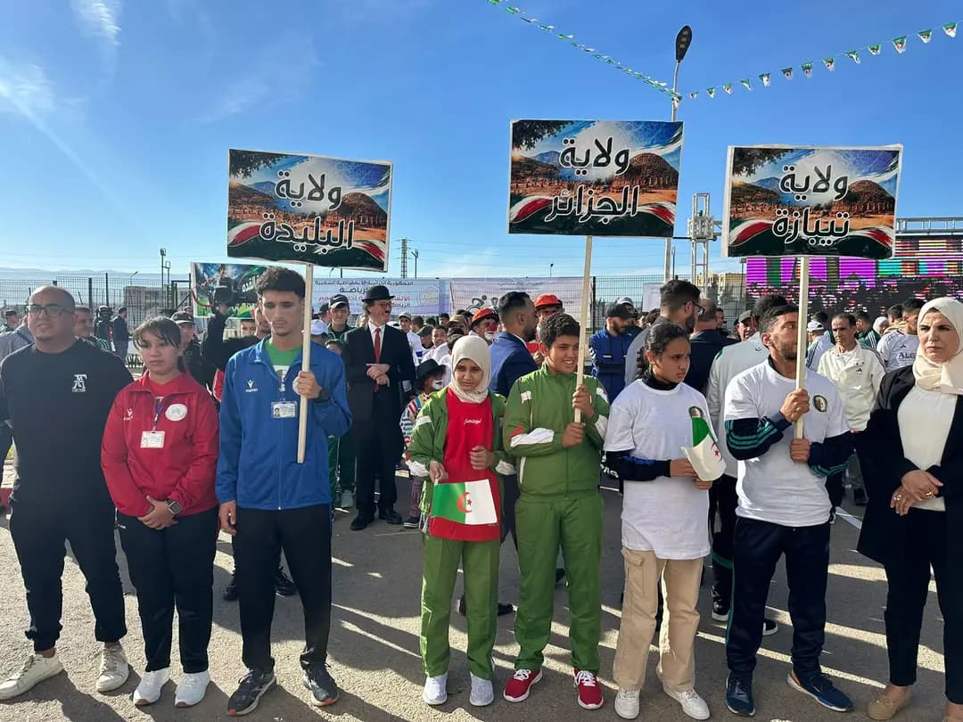 Mouloudji et Sadi donnent le coup d'envoi d'une manifestation sportive au profit d'enfants aux besoins spécifiques