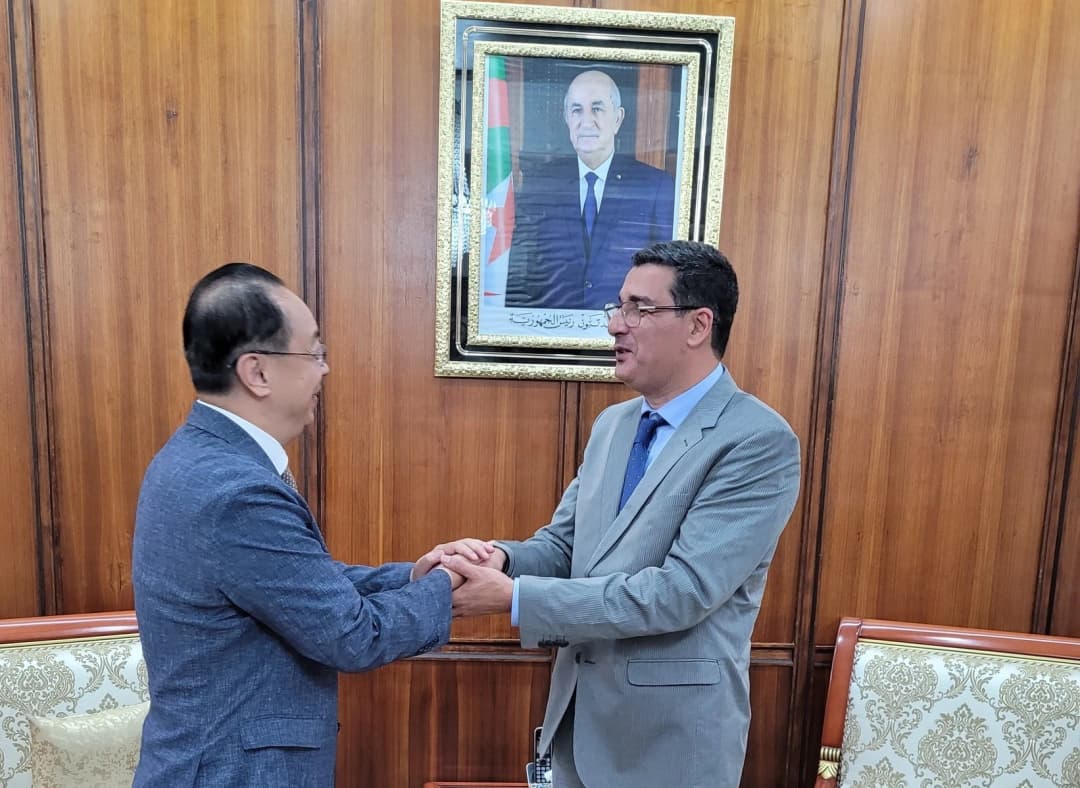 Le ministre de la Santé Mohamed Esseddik Ait Messaoudène reçoit au siège du ministère, l'ambassadeur de la République populaire de Chine en Algérie Dong Guangli pour examiné les moyens de renforcer la coopération bilatérale dans le domaine sanitaire.
