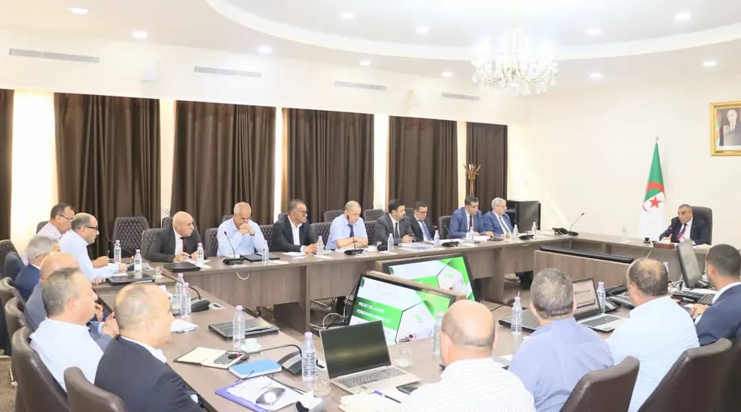 Djellaoui préside une réunion sur l'avancement des travaux du tronçon Bouchegouf-Dréa