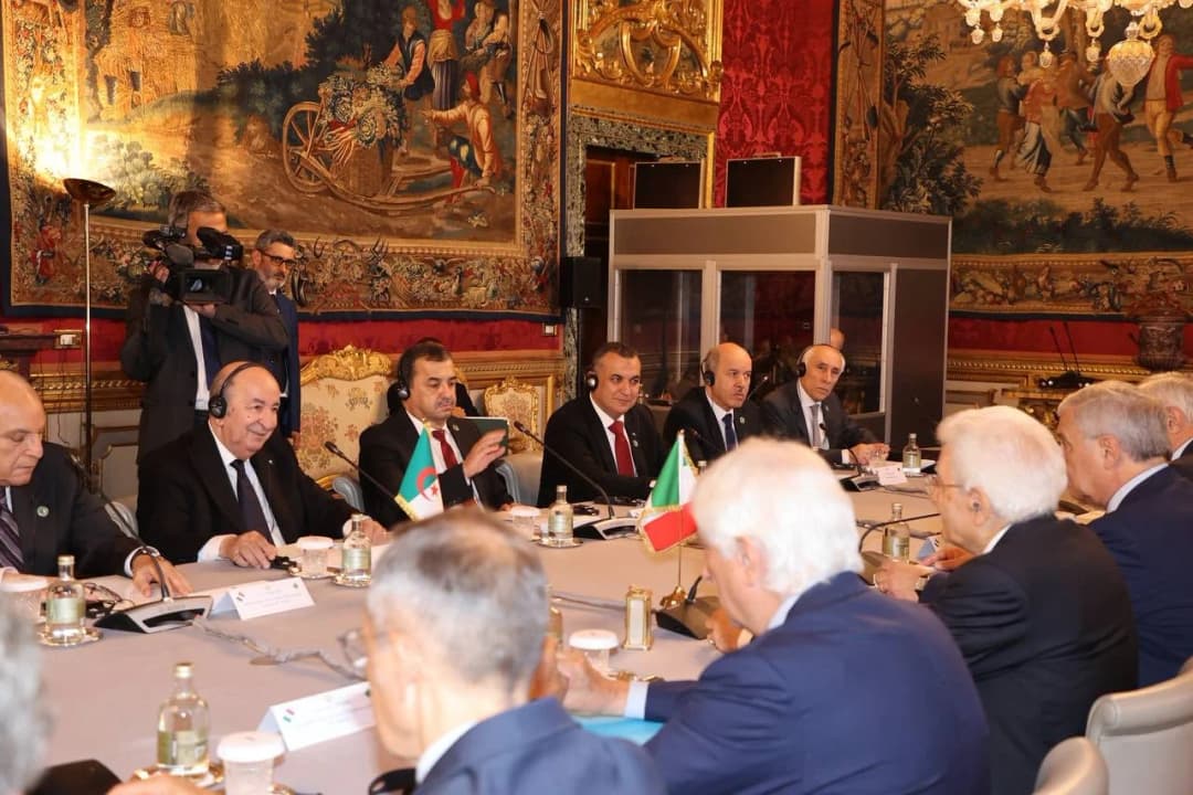 Entretiens entre les membres des délégations des deux pays l'Algérie et l'Italie.