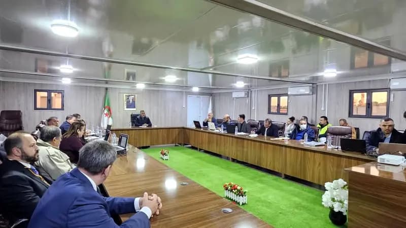 Le ministre de l'Habitat inspecte le projet du Pôle financier de Sidi Moussa à Alger