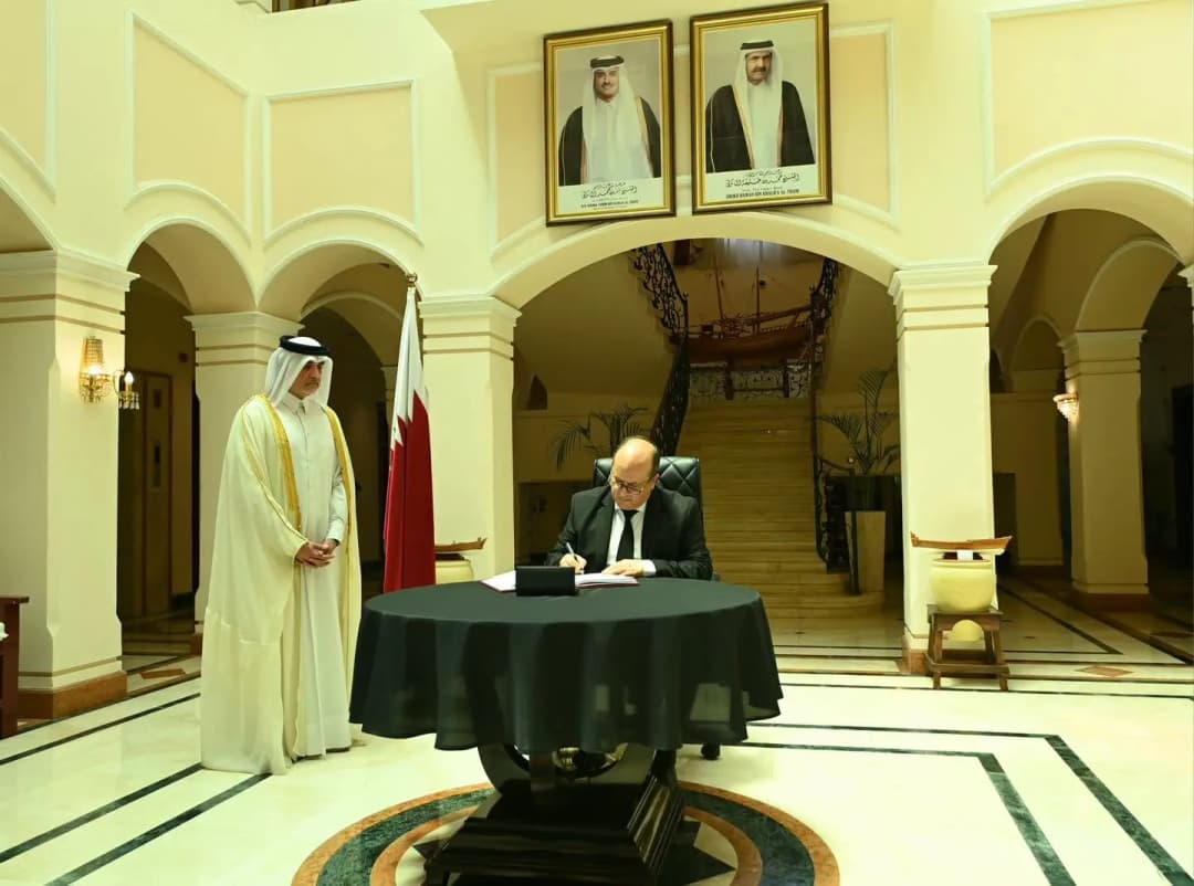 Au nom du président de la République, le Premier ministre signe au siège de l'ambassade du Qatar le registre de condoléances suite au décès de l'Emir père Cheikh Hamad ben Khalifa Al-Thani