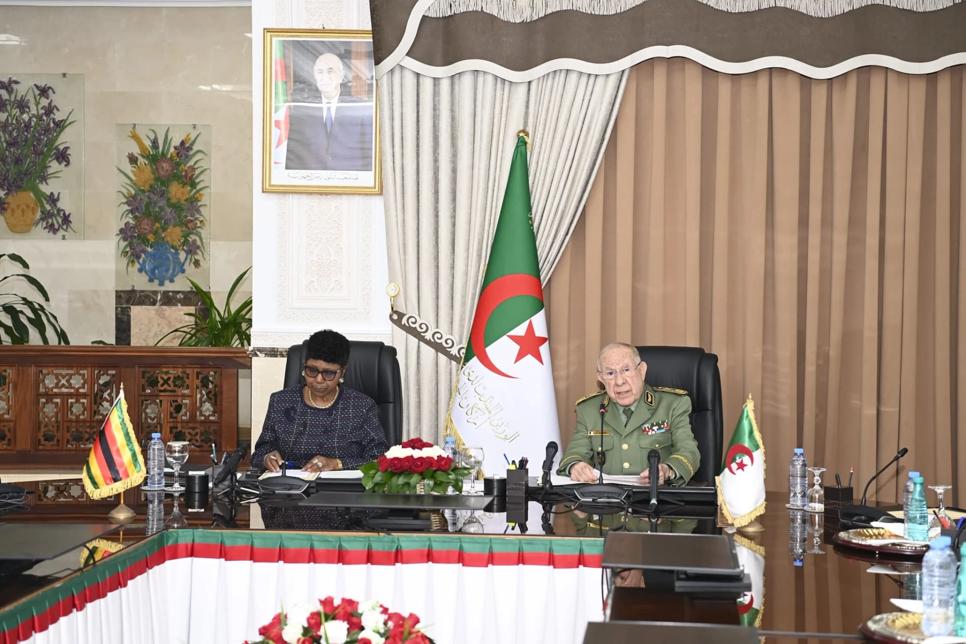 Le Général d'Armée Saïd Chanegriha reçoit en audience la ministre de la Défense et des anciens Combattants du Zimbabwe