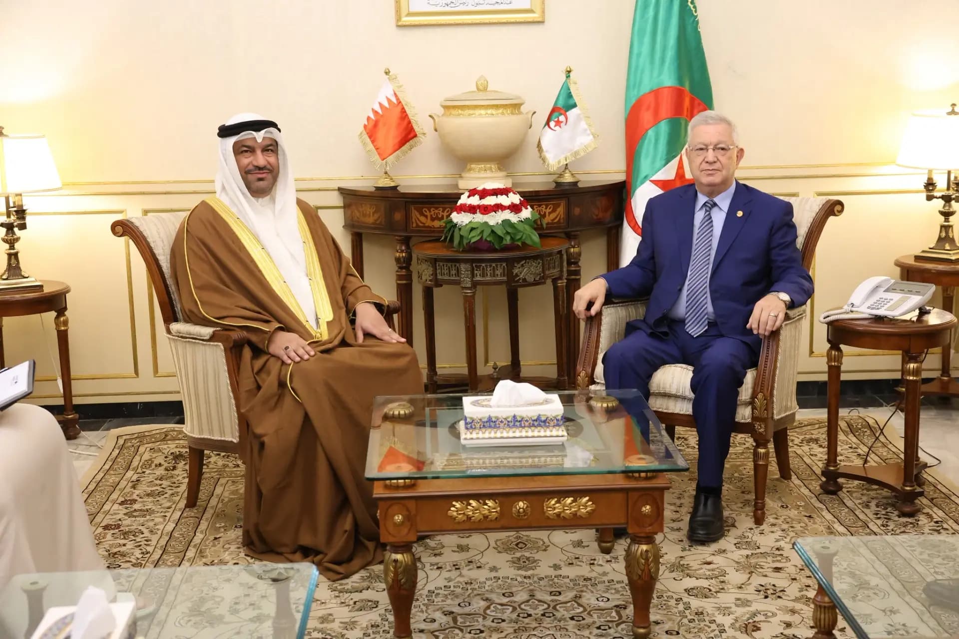 Le président du Conseil de la nation, M. Azouz Nasri reçoit l'ambassadeur du Royaume de Bahreïn en Algérie, M. Ali Jassim Al-Aradi.
