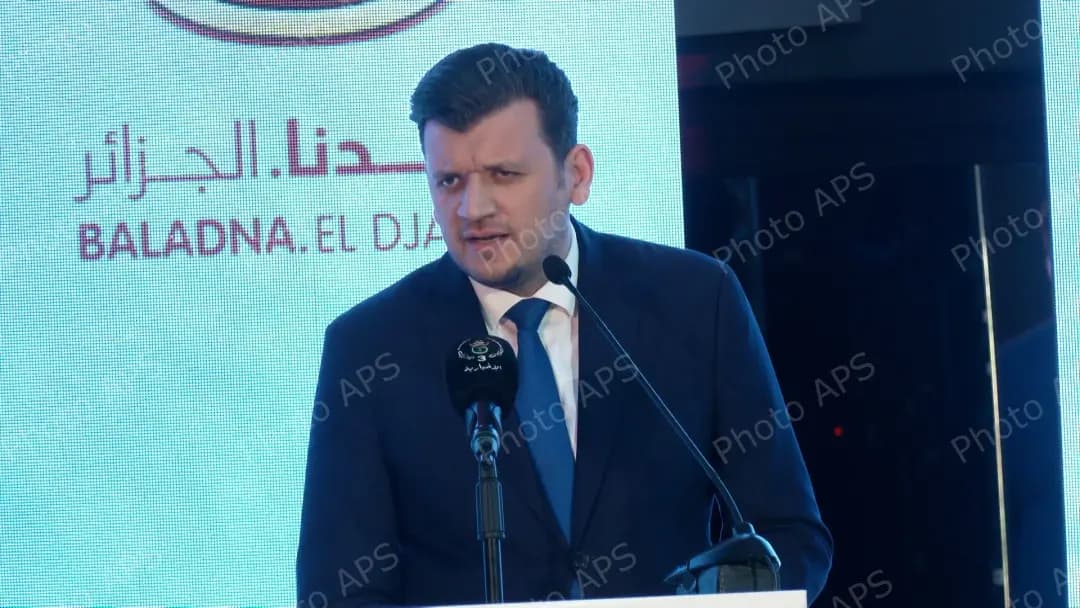 Projet Baladna de production de lait : signature du deuxième lot de contrats de réalisation pour plus de 635 millions de dollars
(PHOTO+VIDEO)
ALGER, 23 avr 2026 (APS) - Le deuxième lot de contrats de réalisation du projet agricole et industriel de la société "Baladna Algérie" pour la production de lait en poudre, principalement dans la wilaya d'Adrar, a été signé jeudi à Alger avec des partenaires algériens et étrangers dans les domaines des services et de fourniture de vaches, pour un montant global dépassant les 635 millions de dollars.
La cérémonie de signature, qui s'est déroulée au Centre international des conférences (CIC) "Abdellatif-Rahal", a été présidée par le ministre de l'Agriculture, du Développement rural et de la Pêche, Yacine El-Mahdi Oualid, en présence de représentants de la société "Baladna", de l'ambassadeur du Qatar en Algérie, M. Abdelaziz Ali Al-Naama, ainsi que des représentants de sociétés algériennes et étrangères.
Ce deuxième lot de contrats permettra de procéder à la constitution du cheptel, de couvrir les travaux de génie civil, de réaliser une centrale à béton et des infrastructures d'hébergement, ainsi que de lancer le programme d'importation des vaches laitières.
Dans une allocution à cette occasion, M. El-Mahdi Oualid a souligné l’importance de ce projet ambitieux, l’un des plus grands projets de production du lait en poudre sur le continent africain, indiquant qu’il ouvrira "de larges perspectives et encouragera fortement l’investissement dans les wilayas du Sud", d’autant plus qu’il constitue un modèle unique au monde de transformation de terres désertiques en fermes et unités de production agricole.
De son côté, l’ambassadeur de l’Etat du Qatar a précisé que la réalisation du projet se fera dans les délais convenus et selon des "étapes étudiées", soulignant que le projet incarne "la vision éclairée des dirigeants des deux pays".
Pour sa part, le président du Conseil d’administration de "Baladna Algérie", Ali Al-Ali, a indiqué que le projet enregistre "un progrès tangible" dans sa réalisation, grâce à l’exécution du premier lot de contrats signés en juillet 2025.
De son côté, le directeur général de l'Agence algérienne de promotion de l'investissement (AAPI), Omar Rekkache, a estimé que la signature du deuxième lot de contrats reflète "un passage effectif de la phase de planification à la phase d’exécution et confirme le sérieux des différents partenaires ainsi que leur engagement à réussir ce projet conformément aux objectifs fixés", ajoutant que l’Agence est prête à mettre à la disposition des opérateurs économiques et des start-up les opportunités de sous-traitance offertes dans le cadre de ce projet.
Dans une déclaration à l’APS, le directeur général du Fonds national d'investissement (FNI), Salah Labani, a salué la forte participation locale dans ce lot, qui a fait l’objet de la signature de contrats avec sept (07) entreprises algériennes, dont la Société nationale de génie civil et bâtiment (GCB), filiale du groupe Sonatrach, qui sera chargée de l’aménagement des principales infrastructures destinées à l’élevage de vaches laitières, qui seront conçues pour accueillir 33250 vaches.
Il a précisé aussi que les contrats signés avec les sociétés algériennes "permettront d’économiser des devises et de stimuler la production nationale, considérée comme un pilier du développement de l’économie nationale.