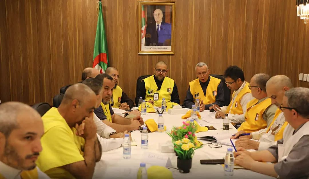Braik se réunit avec les chefs des sections du centre de la Mecque de la mission algérienne du Hadj