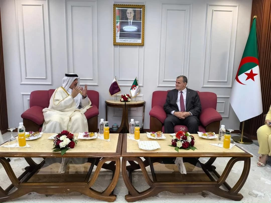 Le ministre du Commerce extérieur et de la Promotion des exportations Kamel Rezig reçoit l'ambassadeur de l'Etat du Qatar en Algérie Abdelaziz Ali Al-Naama dans le cadre d'un examen préparatifs pour l'organisation d'une foire des produits algériens au Qatar.