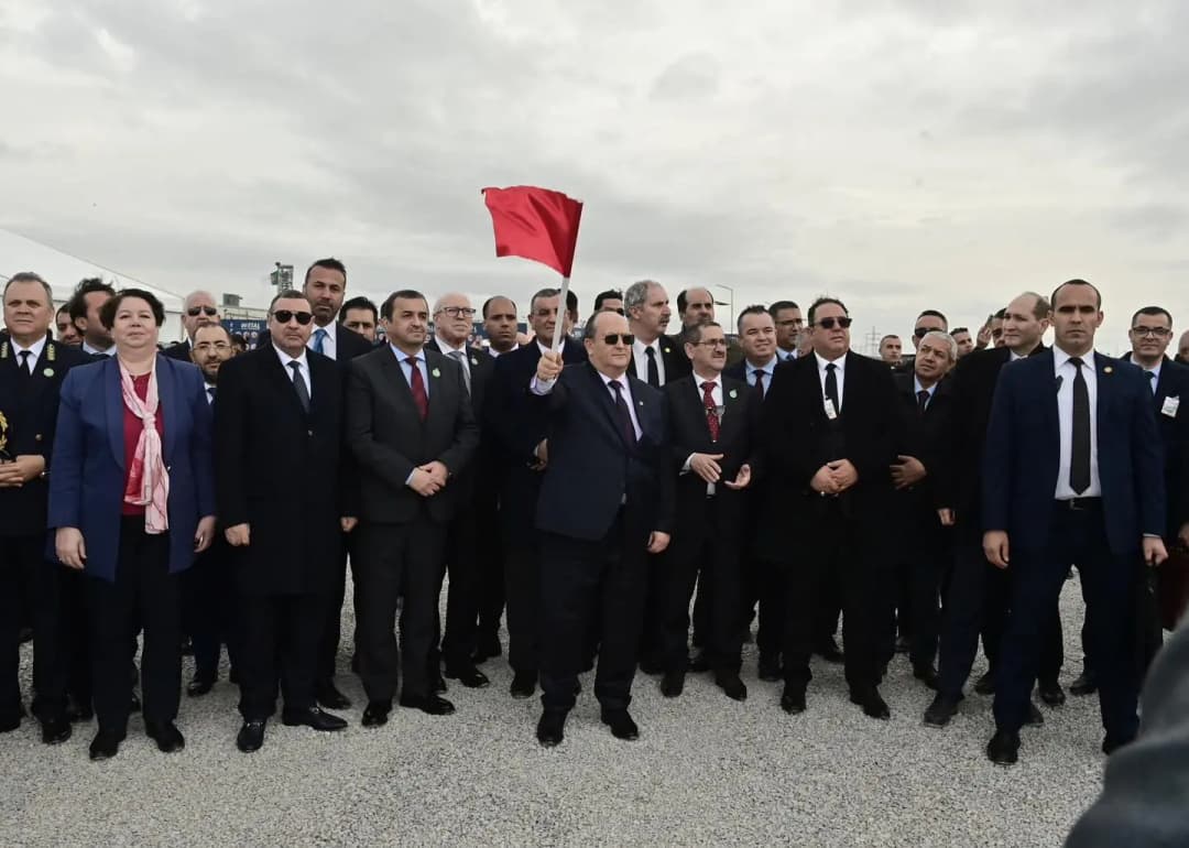 Le Premier ministre supervise l’arrivée et le déchargement des premières cargaisons de minerai de fer extraites de la mine de Gara Djebilet