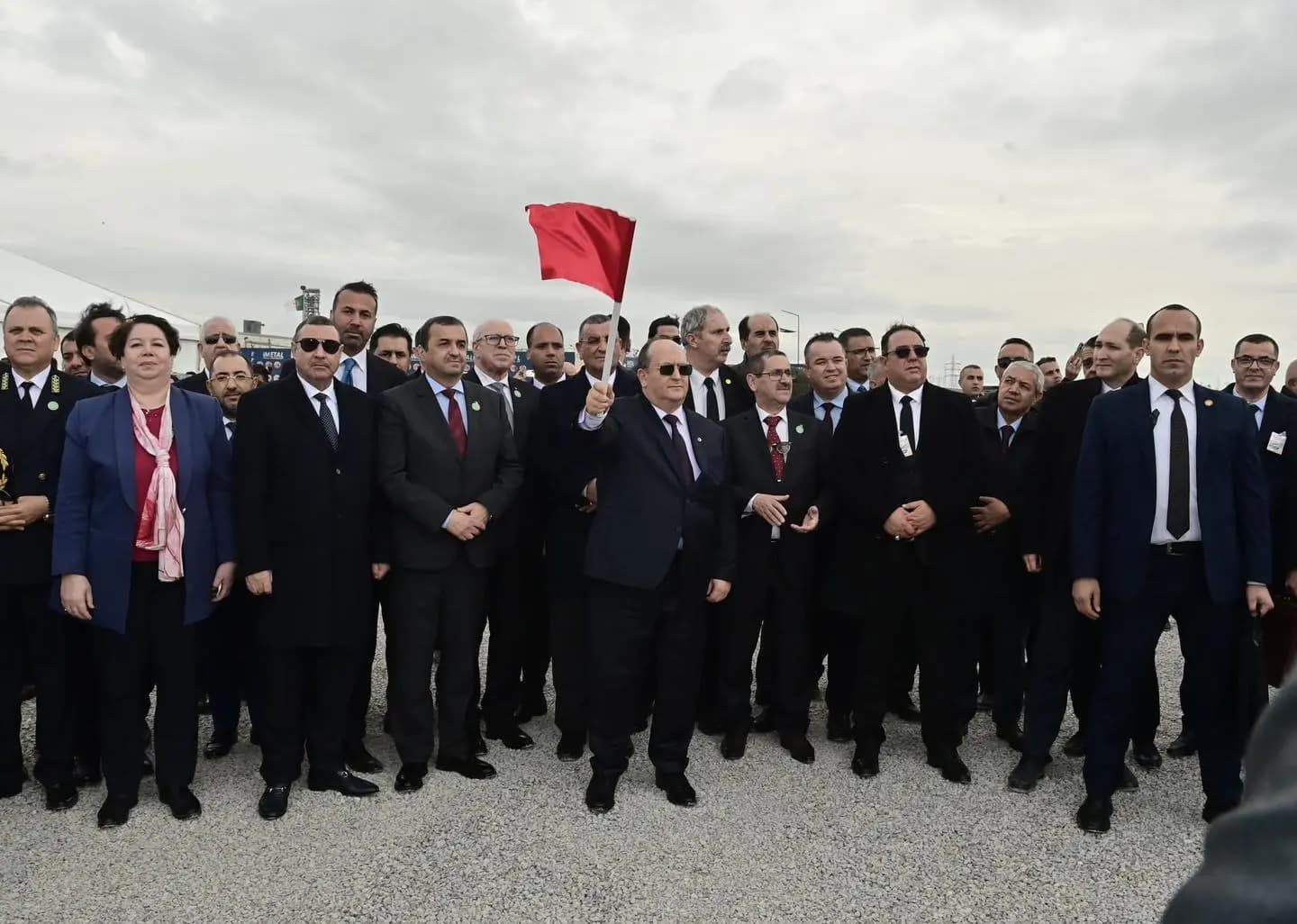 Le Premier ministre supervise l’arrivée et le déchargement des premières cargaisons de minerai de fer extraites de la mine de Gara Djebilet