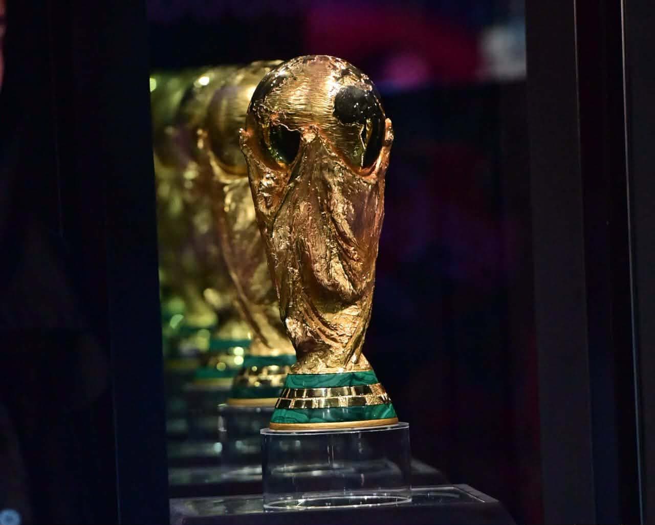 Le trophée de la Coupe du monde présenté au grand public à Alger