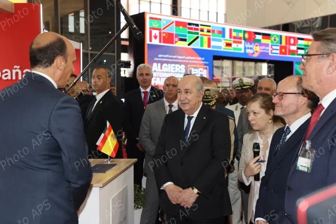 le président de la République visite plusieurs stands d'entreprises algériennes et étrangères