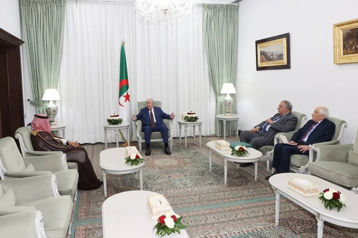 Le président de la République reçoit l'ambassadeur du Royaume d'Arabie saoudite