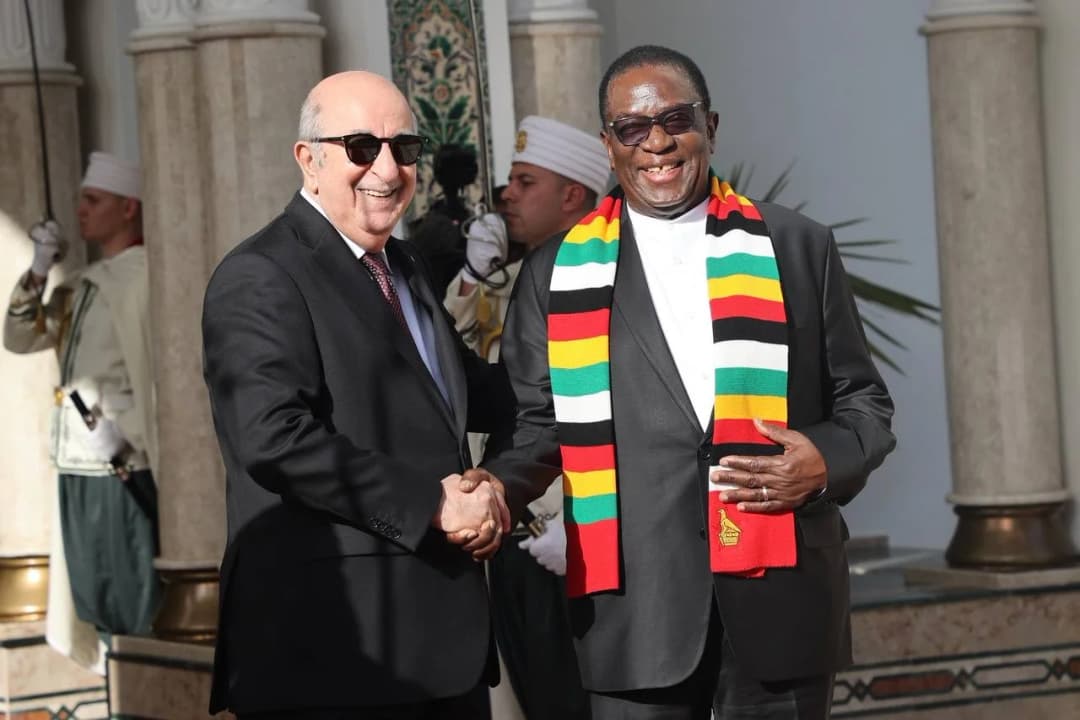 Le président de la République, M. Abdelmadjid Tebboune serrant la main sa son homologue zimbabwéen M. Emmerson Mnangagwa.