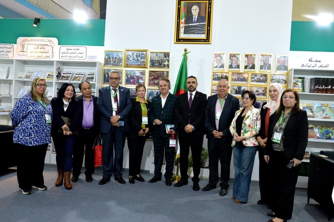 Des personnalités politiques, diplomatiques, littéraires et scientifiques visitent le stand unifié du Parlement