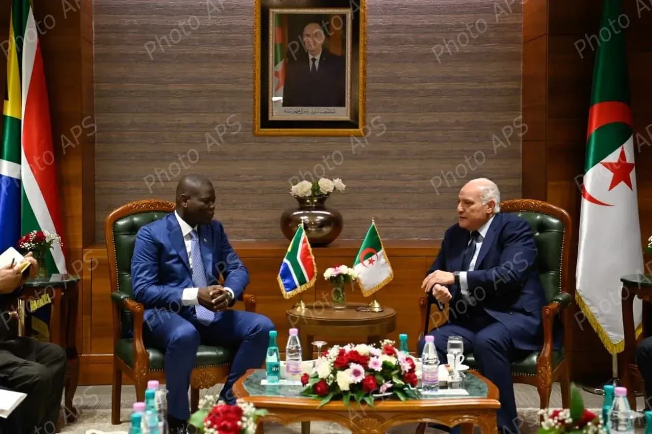 Attaf s'entretient avec le ministre sud-africain des Relations internationales et de la Coopération