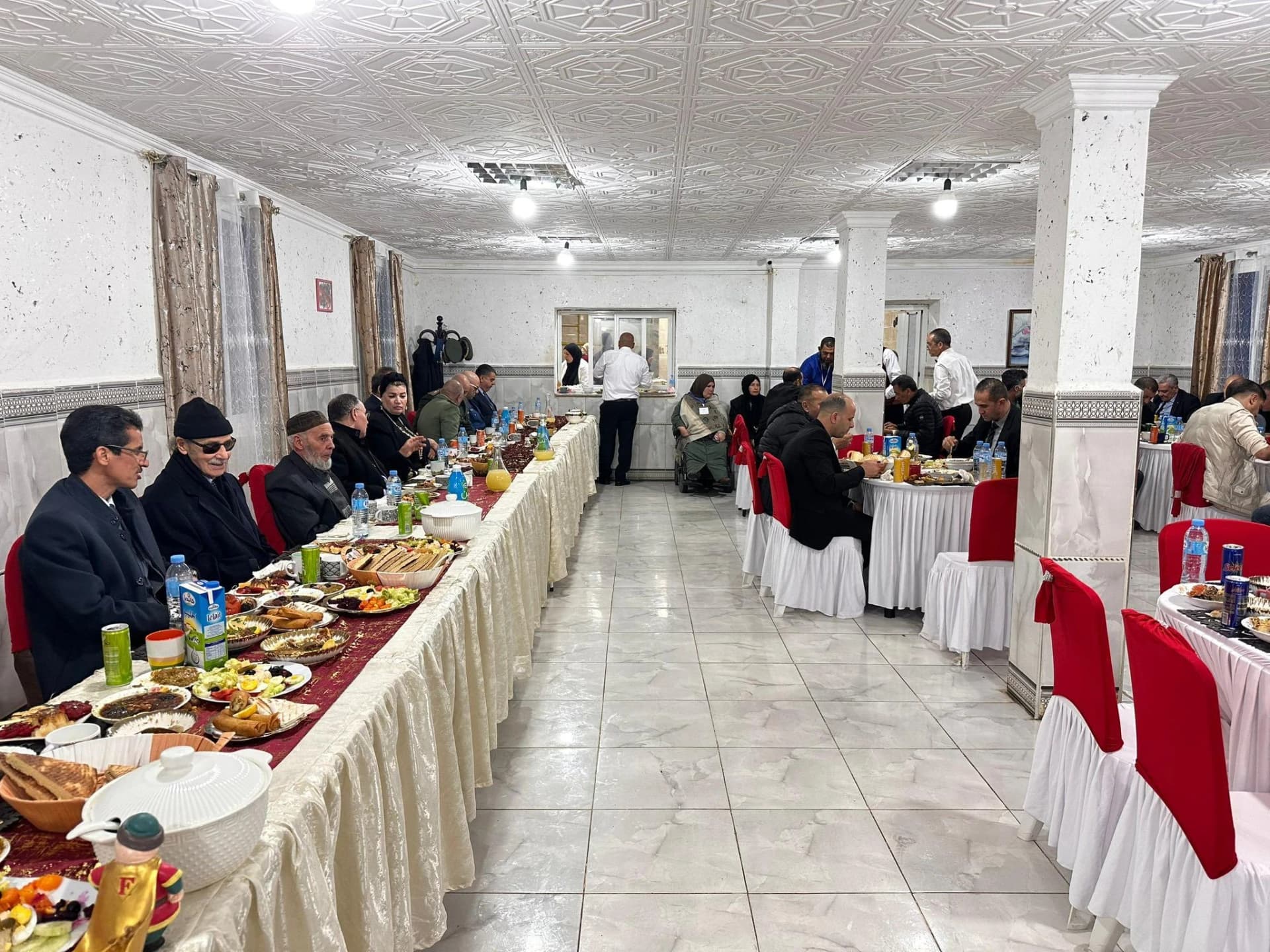 Mouloudji partage un iftar collectif avec des personnes âgées à Souk Ahras