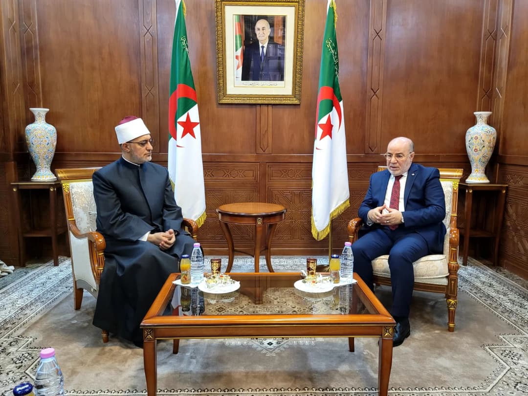Le ministre des Affaires religieuses et des Wakfs, Youcef Belmehdi, a reçu, samedi à Alger, le mufti de la République arabe d'Egypte, cheikh Nazir Mohamed Ayyad avec lequel il a évoqué les moyens de renforcer la coopération entre les deux pays dans le domaine religieux, notamment en ce qui concerne la fatwa.