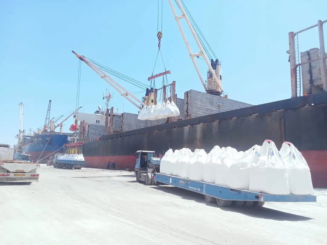 Chargement de plus de 38000 tonnes de ciment "en un temps record"