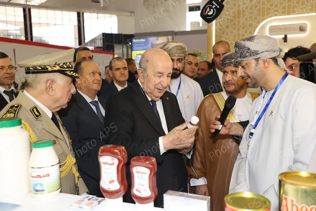 le président de la République visite plusieurs stands d'entreprises algériennes et étrangères