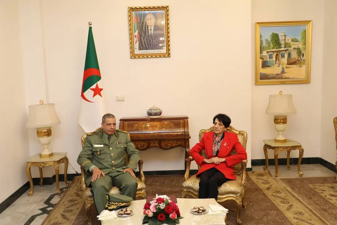 Un groupe d'officiers supérieurs stagiaires en visite d'information à la Cour constitutionnelle