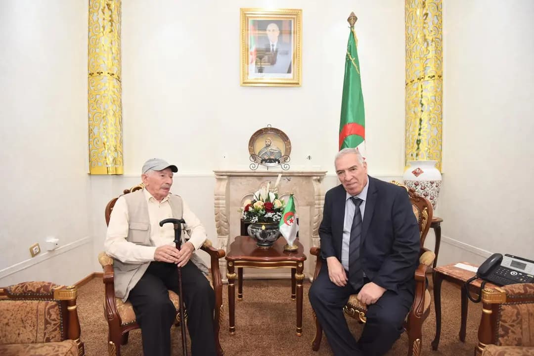Tacherift reçoit le moudjahid commandant Omar Sakhri