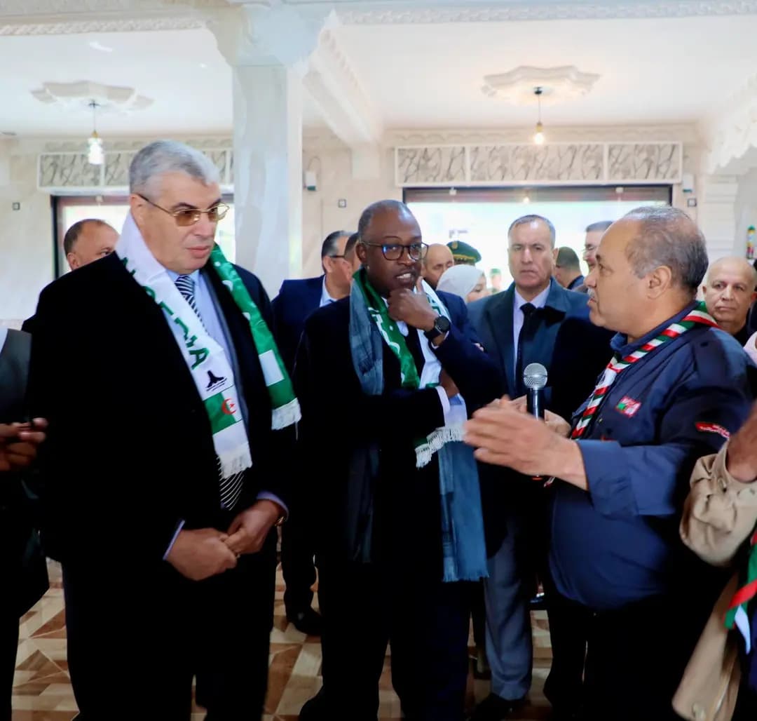Hidaoui remet le trophée de "l'établissement de jeunesse modèle" au centre de loisirs scientifiques Salah-Boubnider