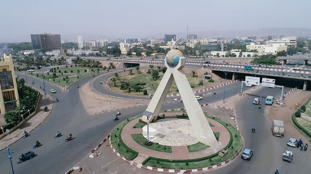 son espace aérien aux aéronefs en provenance ou à destination de l'Algérie